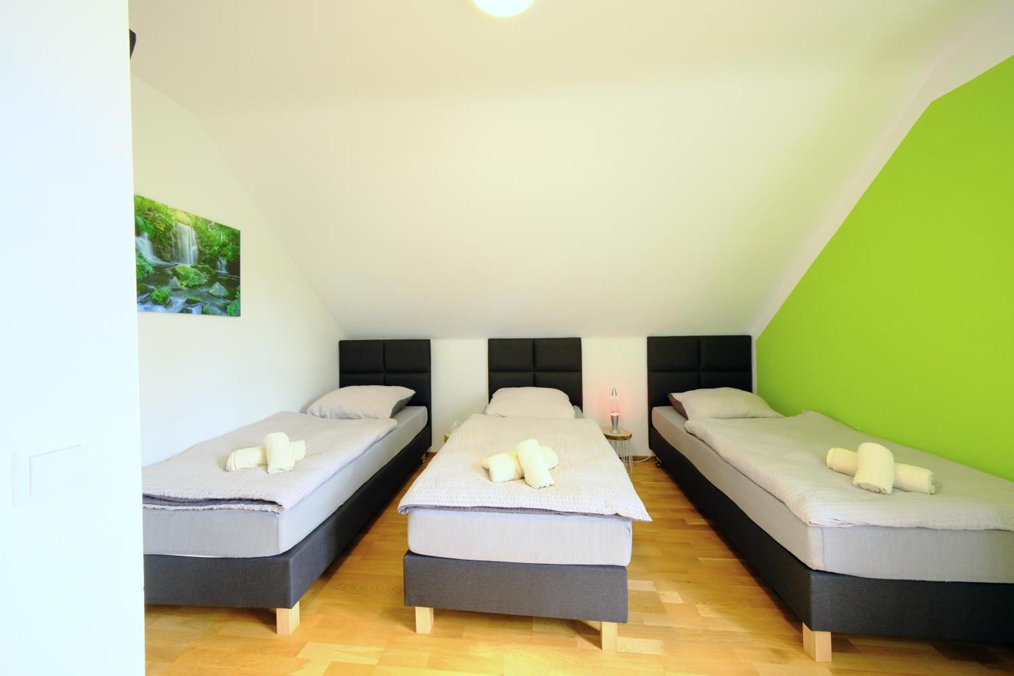 Happybnb - Stilvolles, Naturgelegenes Apartment Mit Blick Auf Den Mittellandkanal Und Die Wasserstadt Hannover - Kamin, Parken Und Spielplatz ภายนอก รูปภาพ